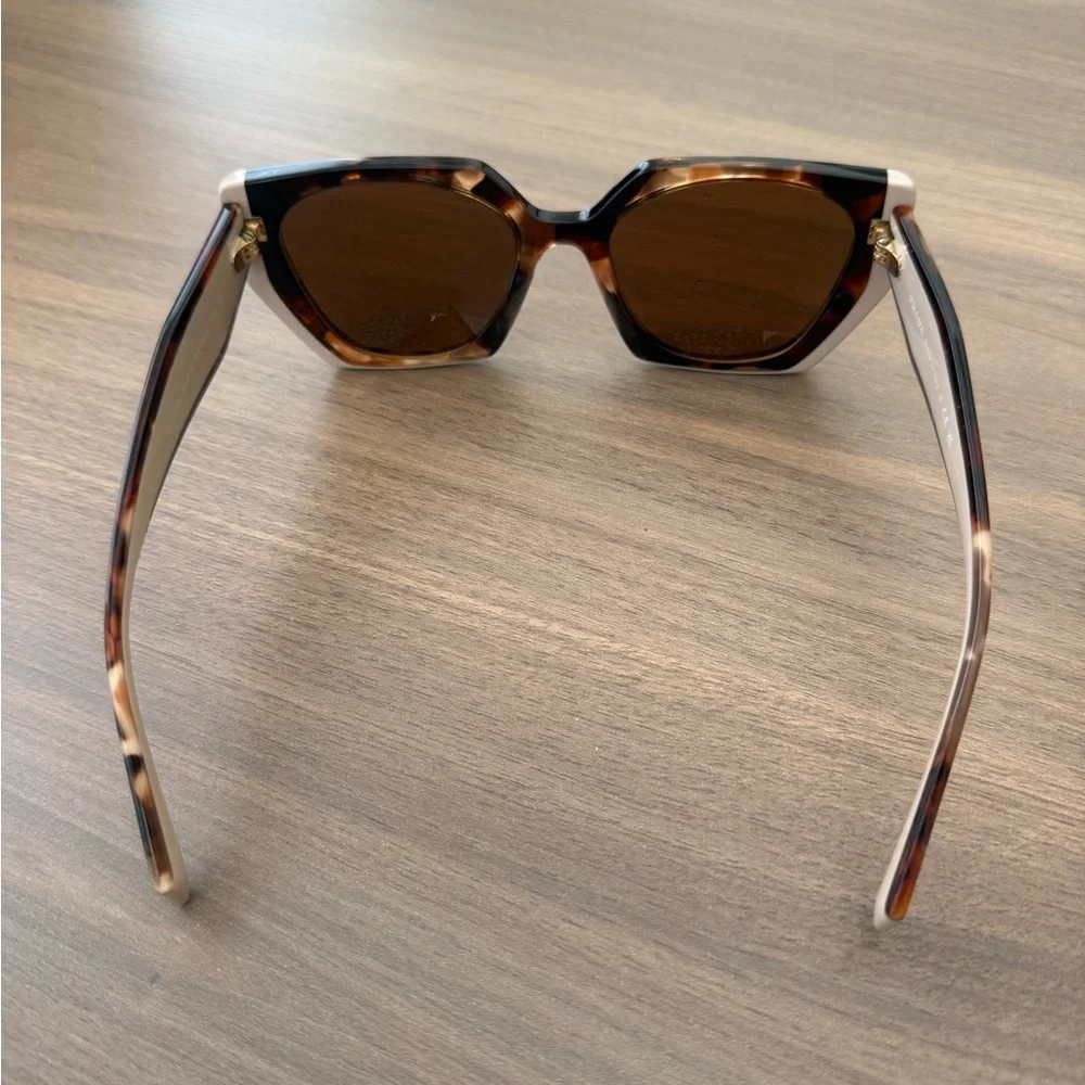 Prada chic tortoiseshell